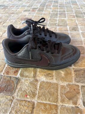Nike kids Black Low-Top Casual Sneakers
Indoor soccer sneakers